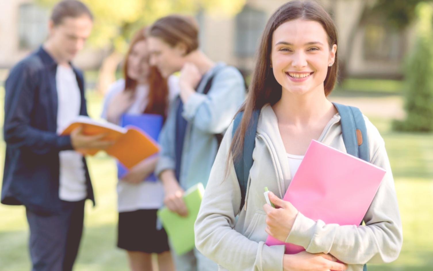 Étudiant travaillant sur son budget mensuel avec des outils numériques